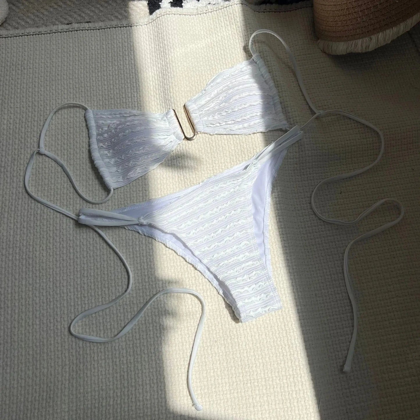 Bikini Blanc Texturé à Armatures - Élégance et Confort Estival