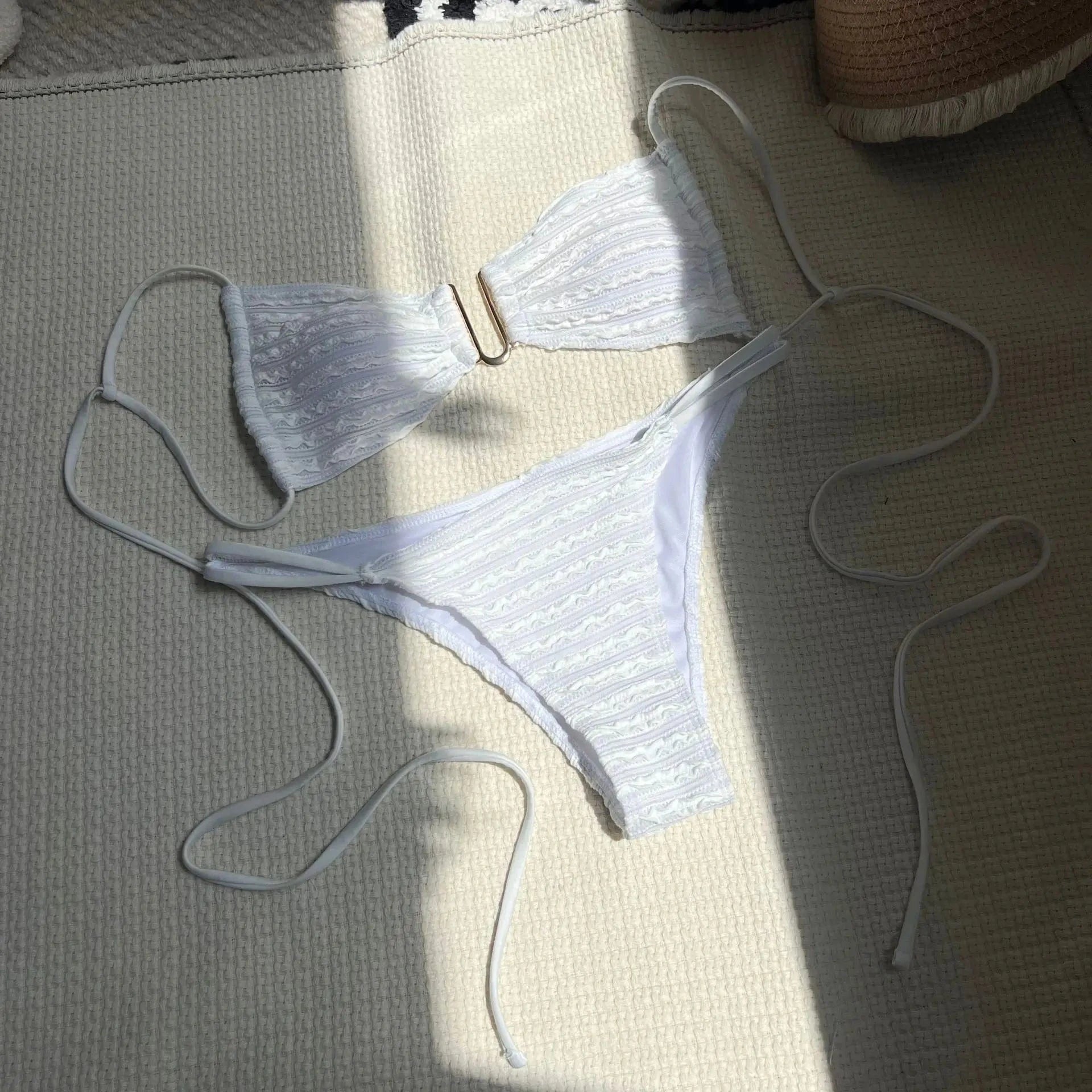 Bikini Blanc Texturé à Armatures - Élégance et Confort Estival