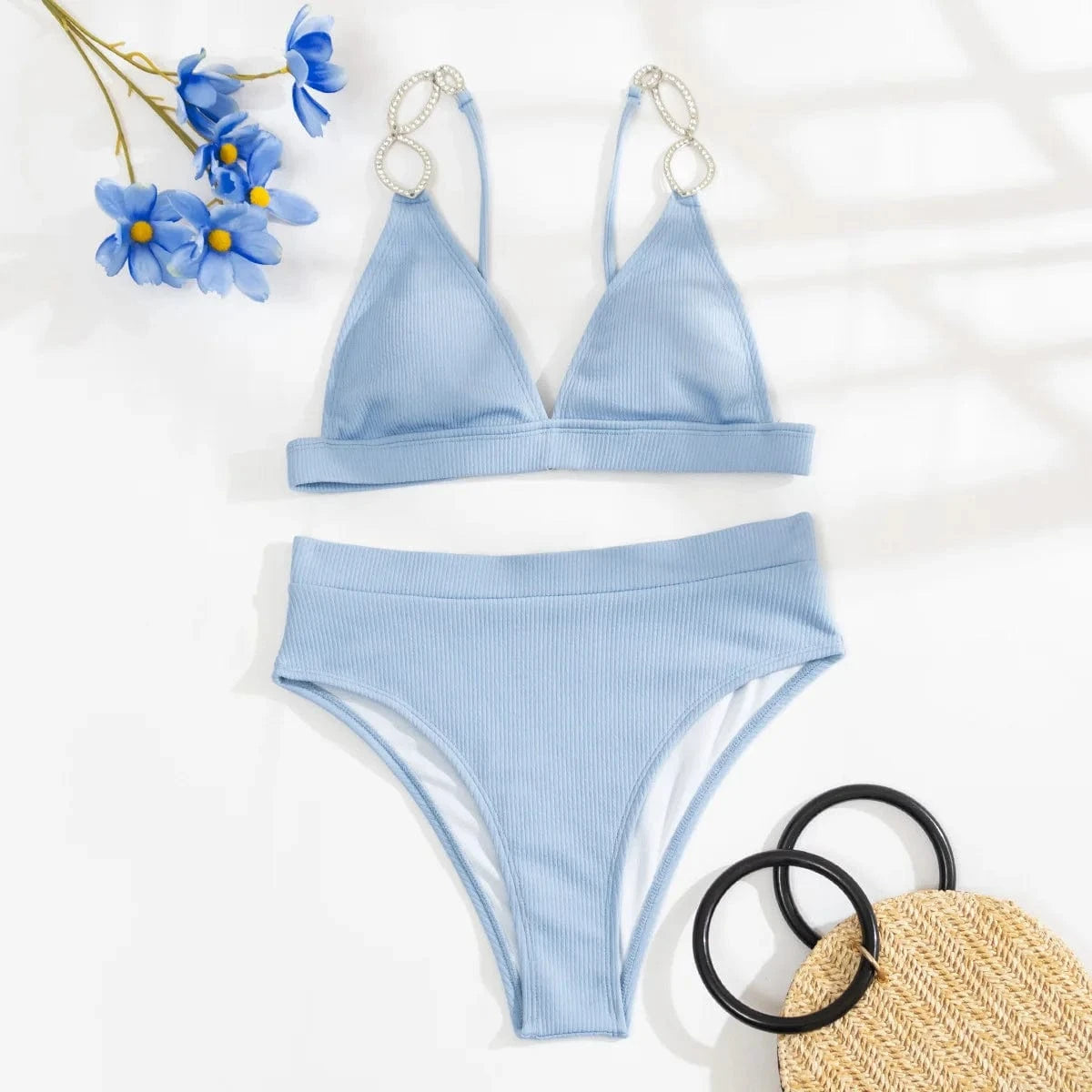 Bikini Côtelé Bleu Pastel Élégant avec Anneaux Décoratifs et Taille Haute