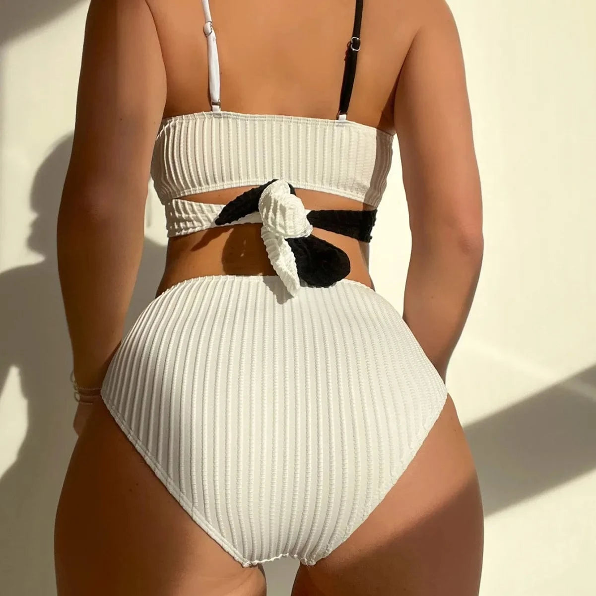 Bikini Côtelé Sophistiqué avec Détails Dorés – Élégance Bicolore à Taille Haute