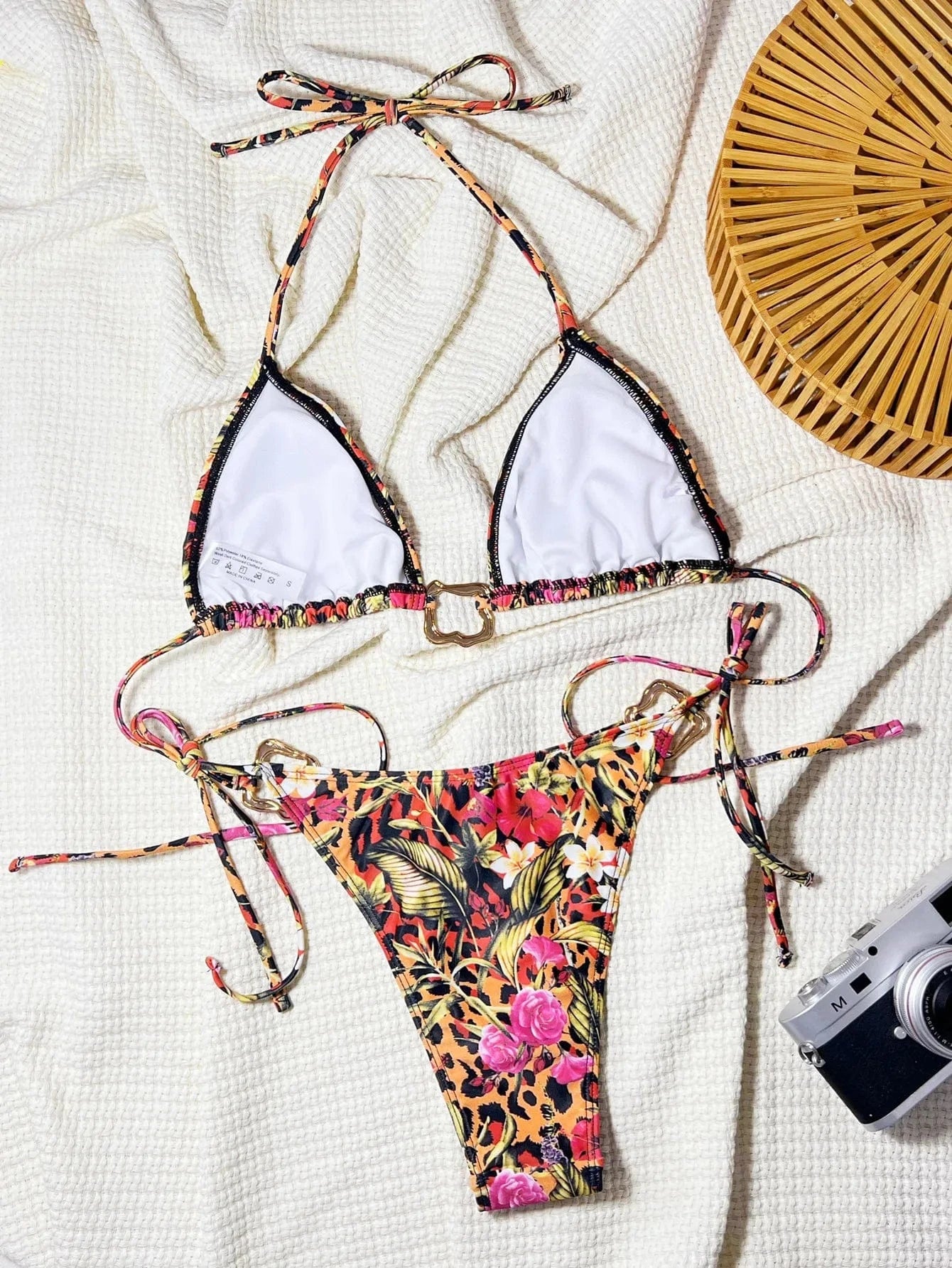Bikini Exotique à Motifs Floraux avec Anneaux Dorés - Style Tendance et Confort Ajustable