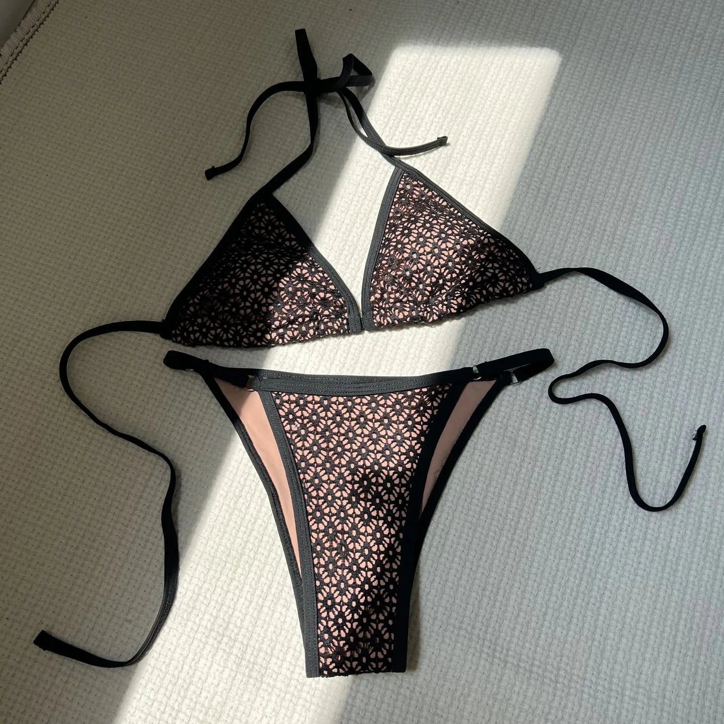 Bikini Moderne Chic 2025 : Élégance et Confort pour Votre Été