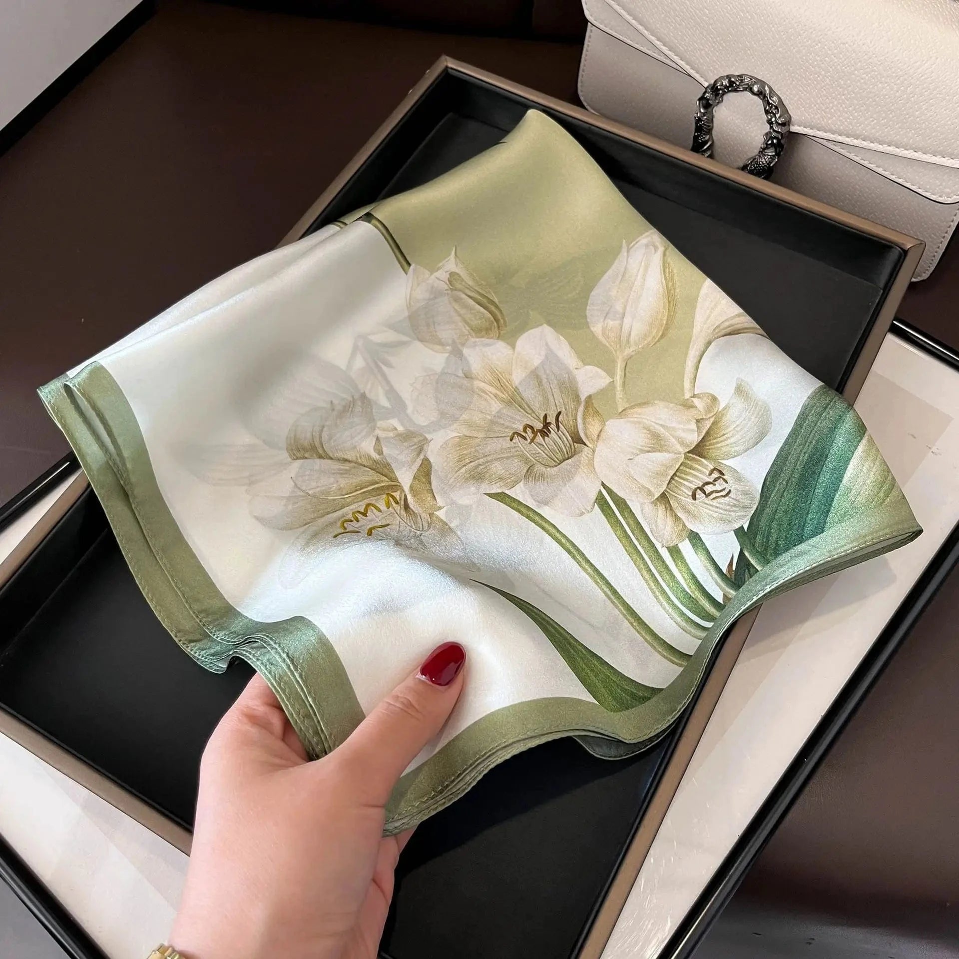 Carré 100% Soie - Acheter foulard carré en soie en ligne pour femme, chic et léger 53x53cm