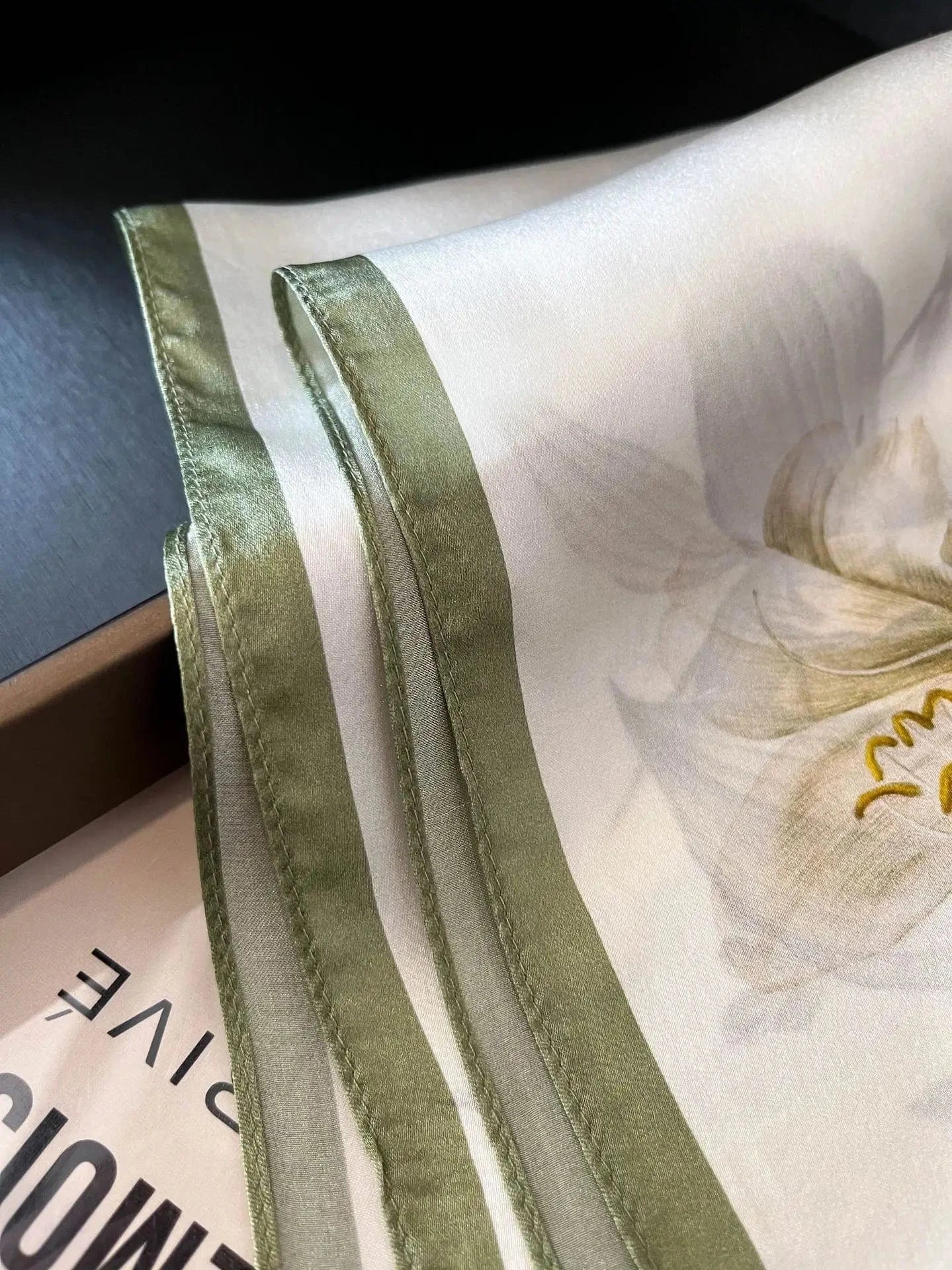 Carré 100% Soie - Acheter foulard carré en soie en ligne pour femme, chic et léger 53x53cm