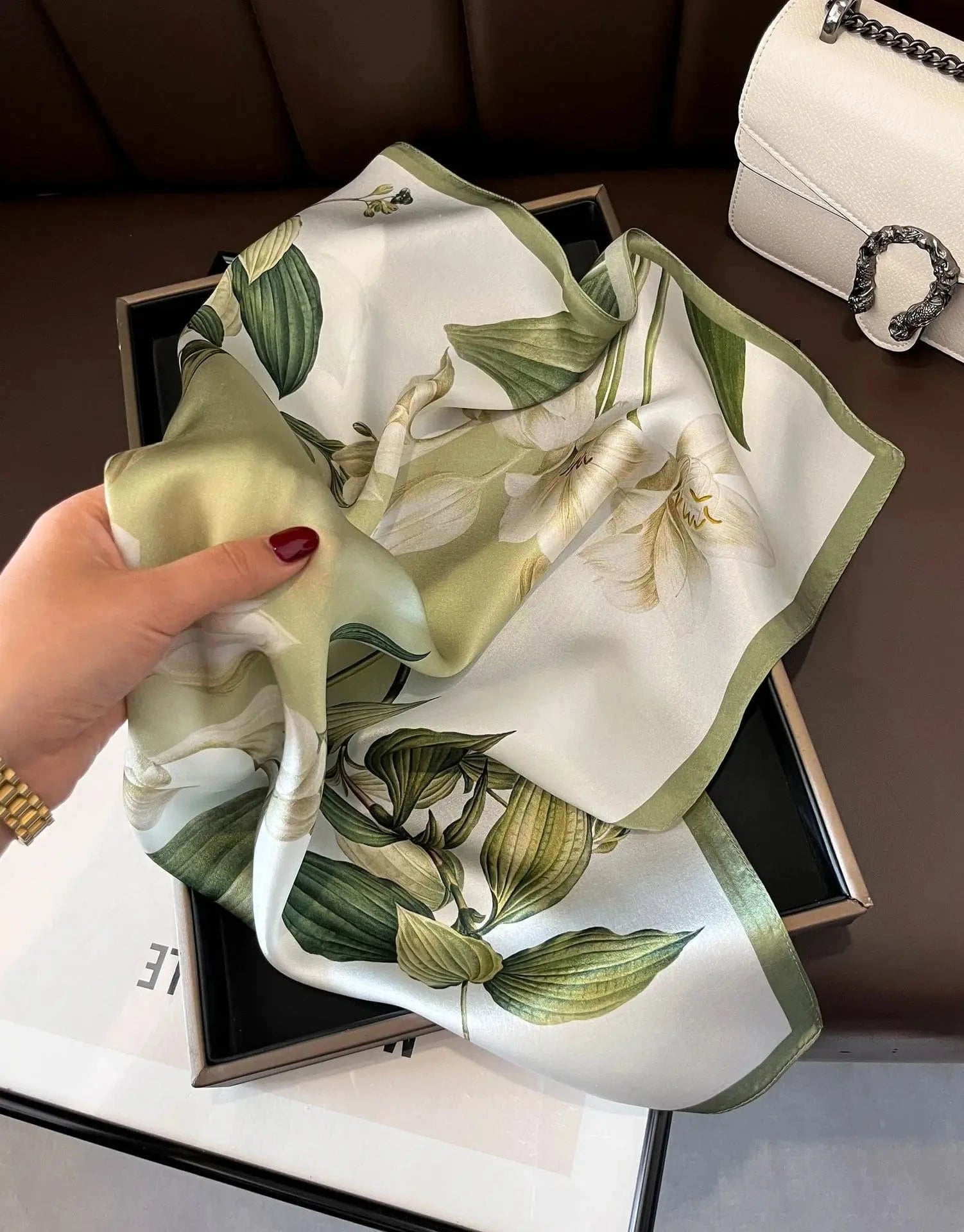 Carré 100% Soie - Acheter foulard carré en soie en ligne pour femme, chic et léger 53x53cm
