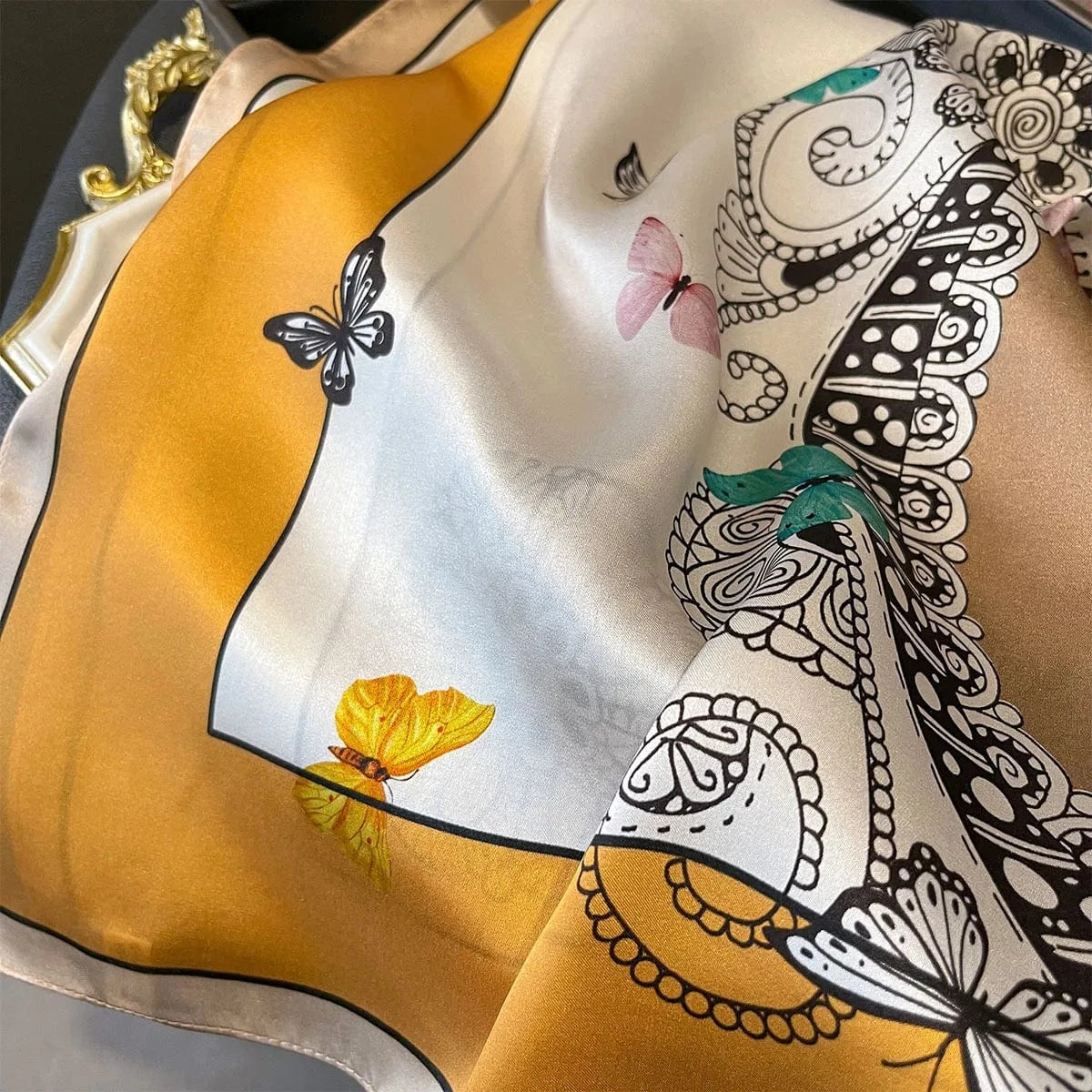 Carré 100% Soie - Foulard carré en soie imprimé papillon 70x70cm