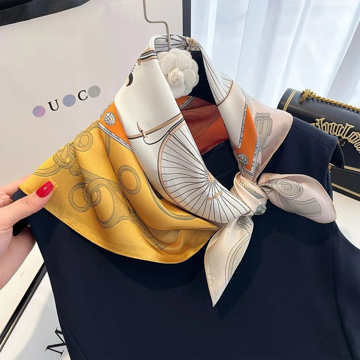 Carré 100% Soie – Foulard imprimé fleurs délicates, carré de soie chic 70x70cm