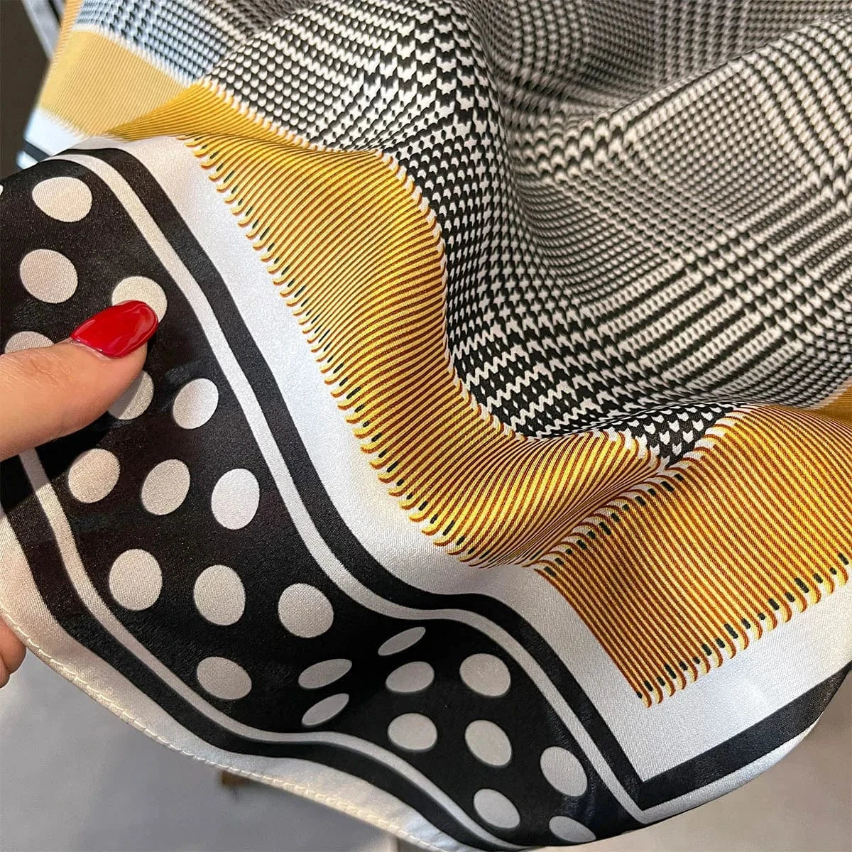 Carré 100% Soie Foulard noir et blanc tartan doré bordure pois blancs - carré de soie élégant 70x70cm