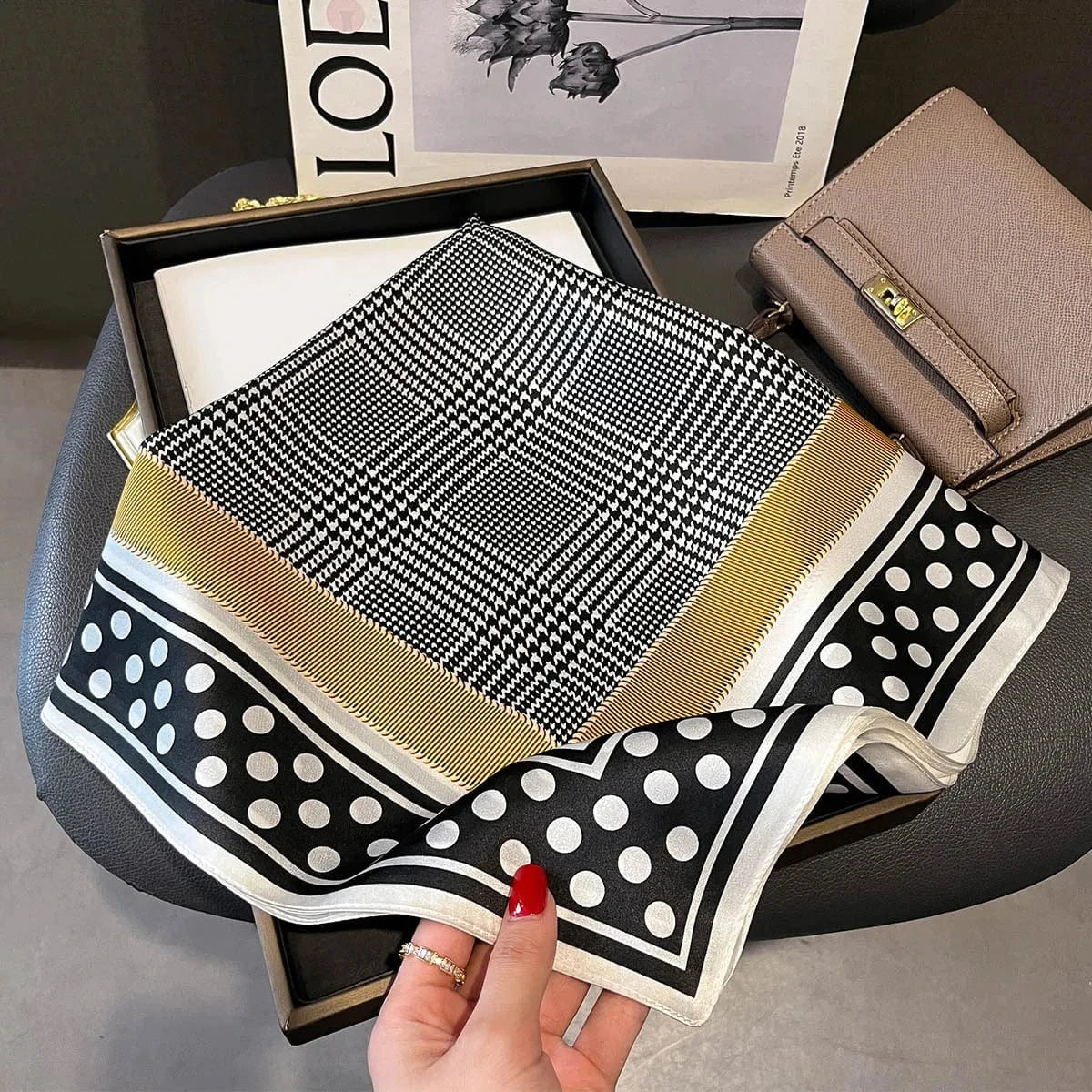 Carré 100% Soie Foulard noir et blanc tartan doré bordure pois blancs - carré de soie élégant 70x70cm