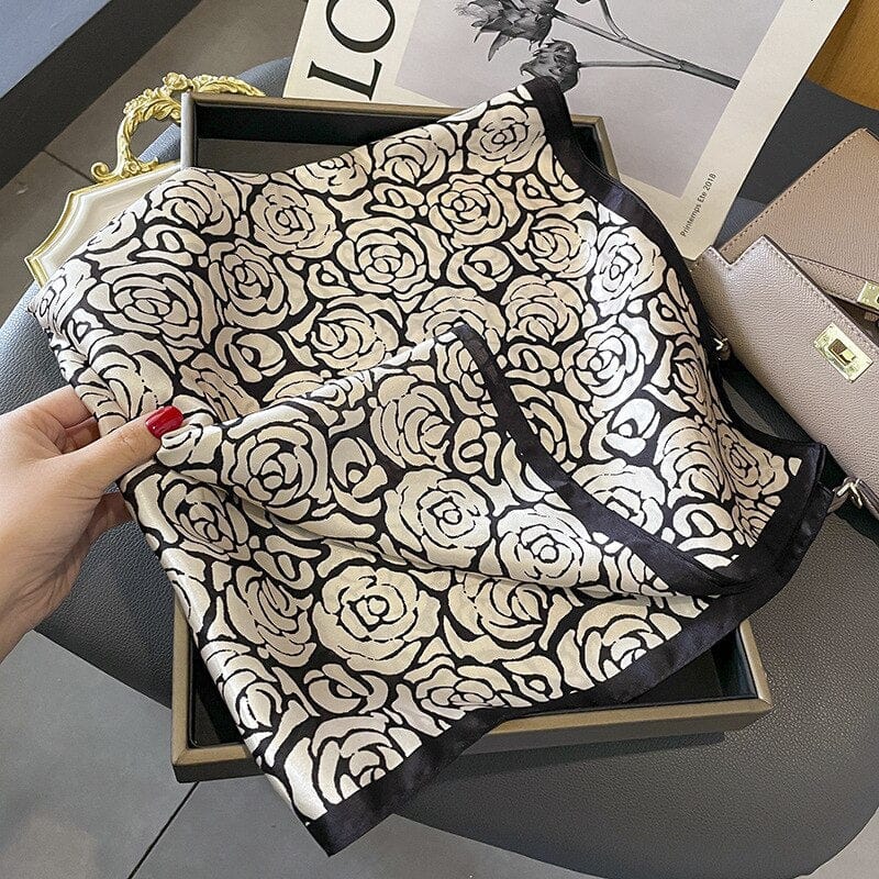 Carré 100% Soie Motif Rose Noire et Blanche Femme 70x70cm