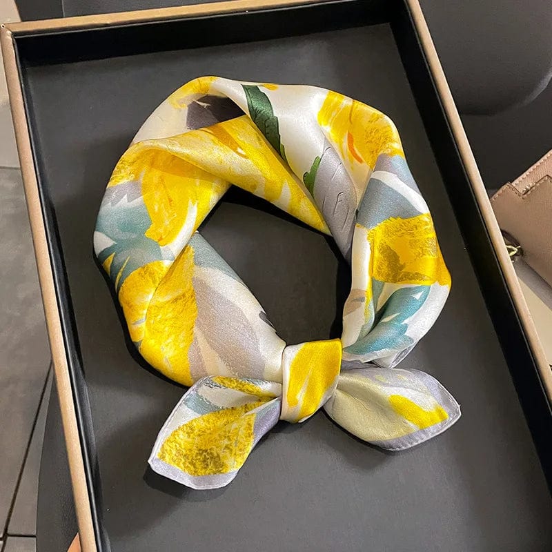 Carré 100% soie naturelle avec motif jaune et gris. 53x53cm