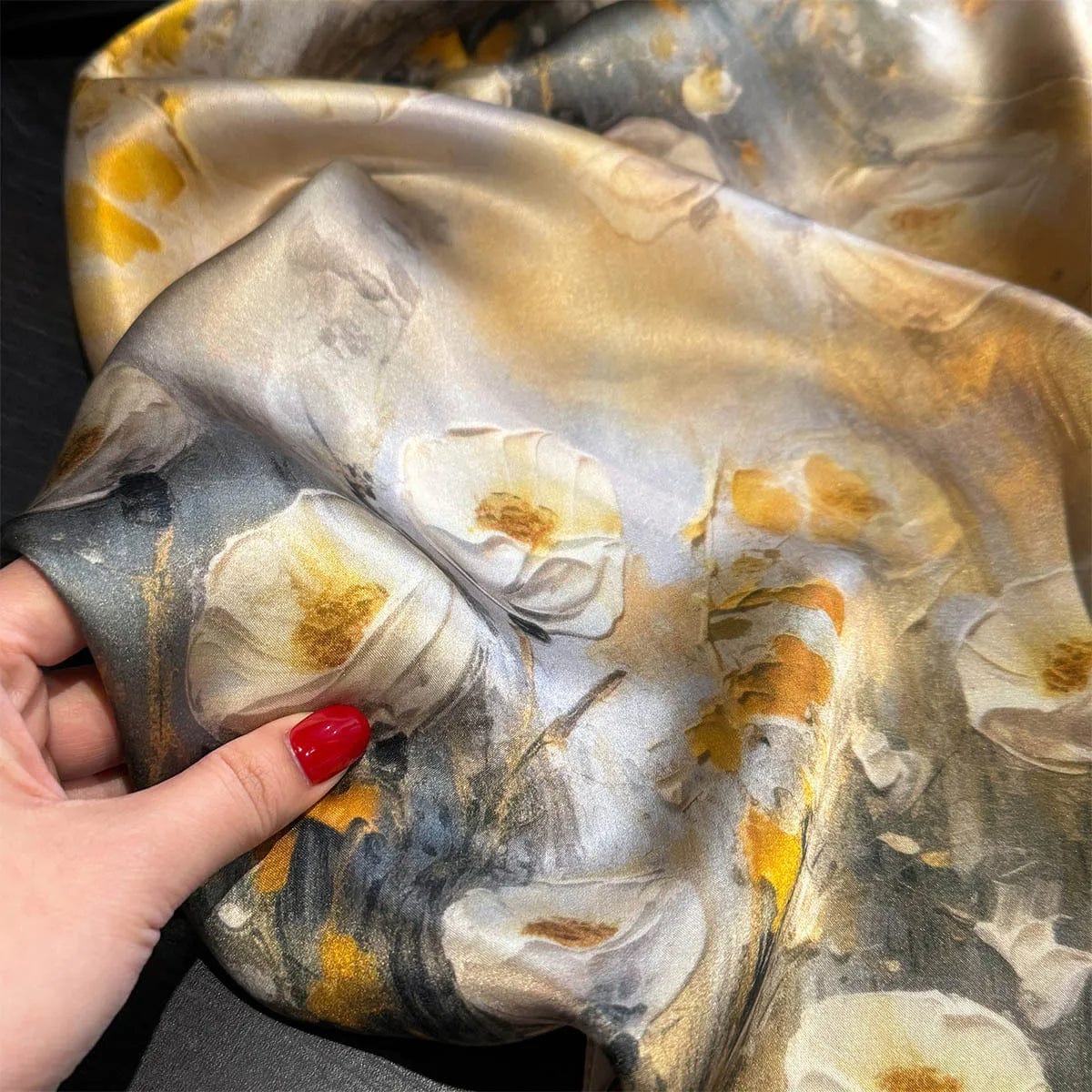 Carré 100% soie naturelle avec motifs de fleurs jaunes 53x53cm