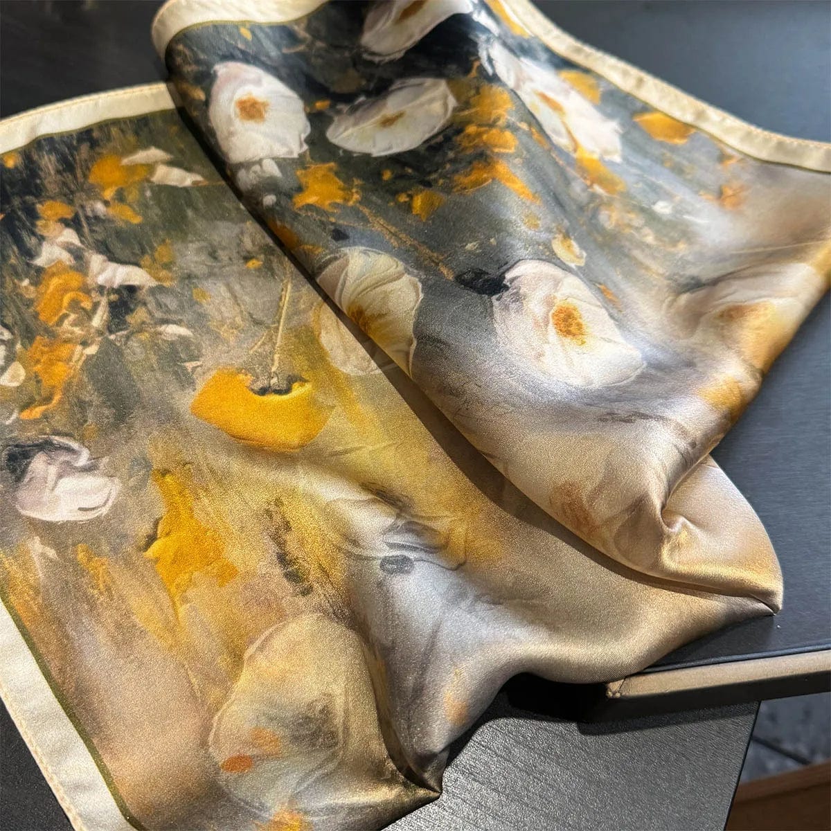 Carré 100% soie naturelle avec motifs de fleurs jaunes 53x53cm