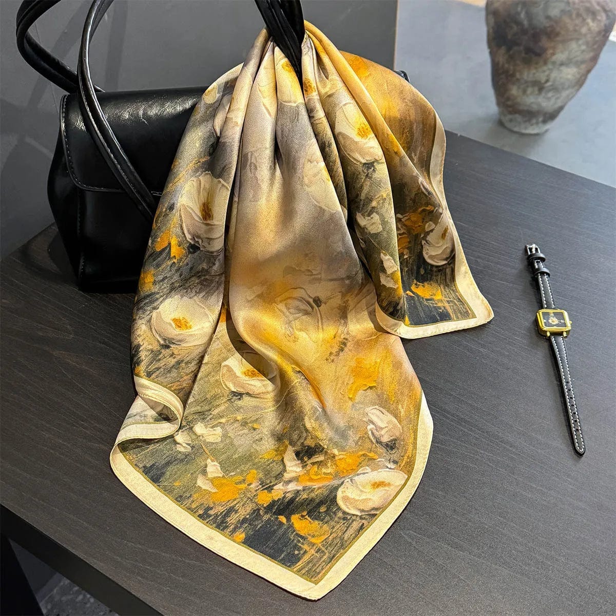 Carré 100% soie naturelle avec motifs de fleurs jaunes 53x53cm