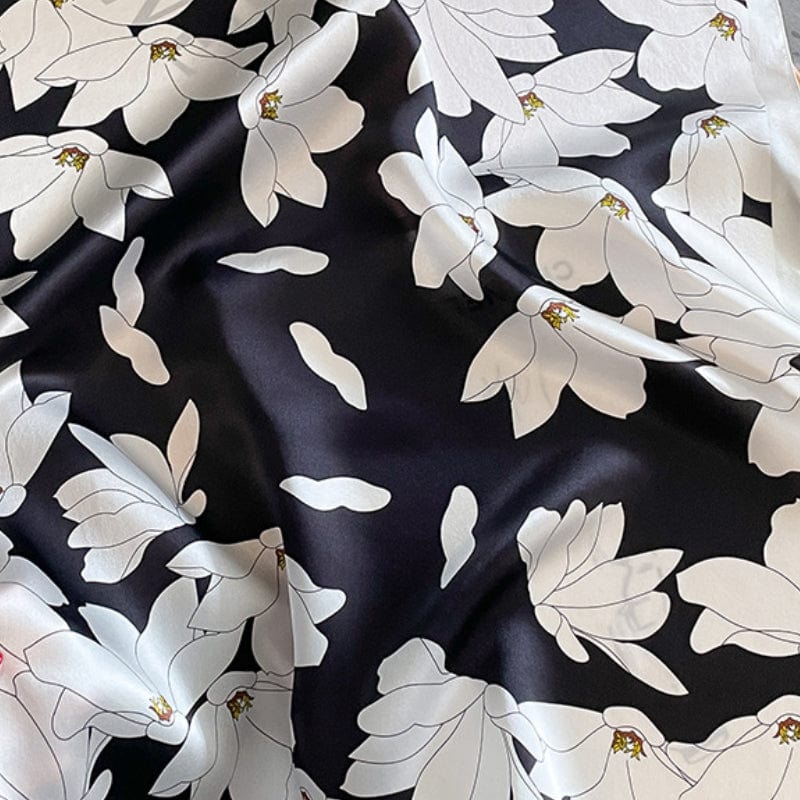 Carré 100% soie naturelle noir avec fleurs blanches - Élégance Florale 53x53cm