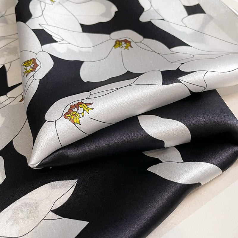 Carré 100% soie naturelle noir avec fleurs blanches - Élégance Florale 53x53cm