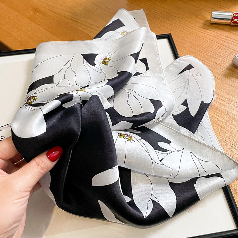 Carré 100% soie naturelle noir avec fleurs blanches - Élégance Florale 53x53cm