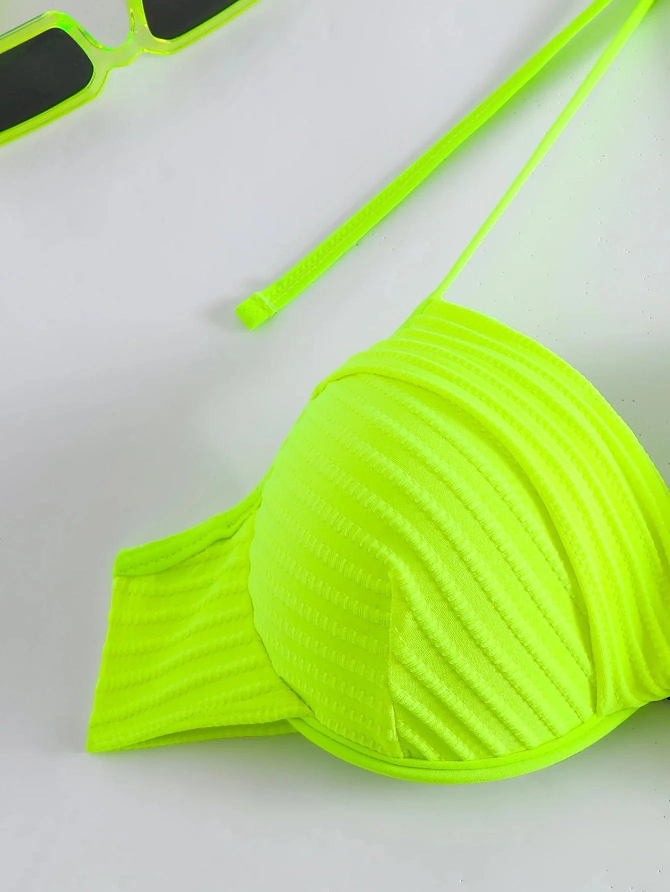 Élégant Bikini Blanc en Tissu Texturé - Style Chic et Moderne