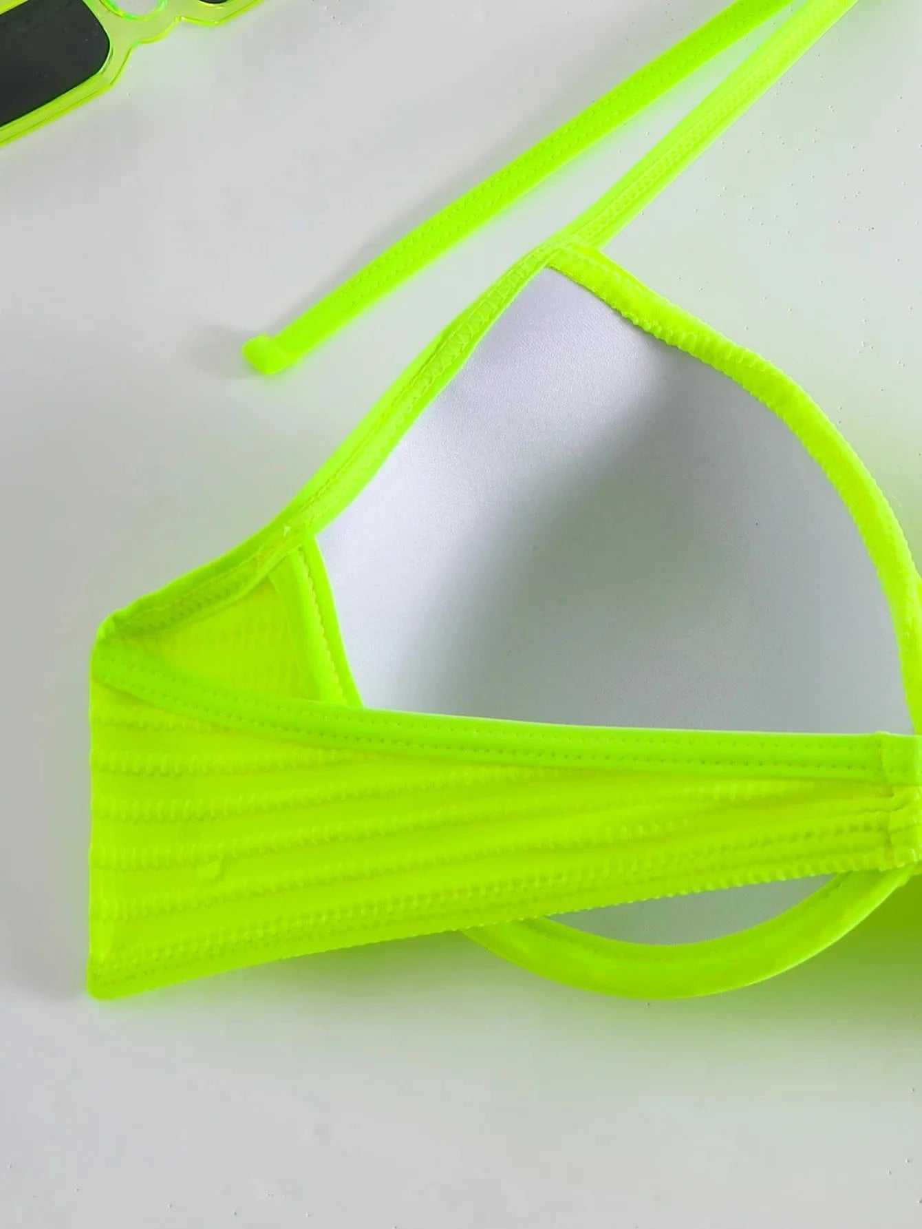 Élégant Bikini Blanc en Tissu Texturé - Style Chic et Moderne