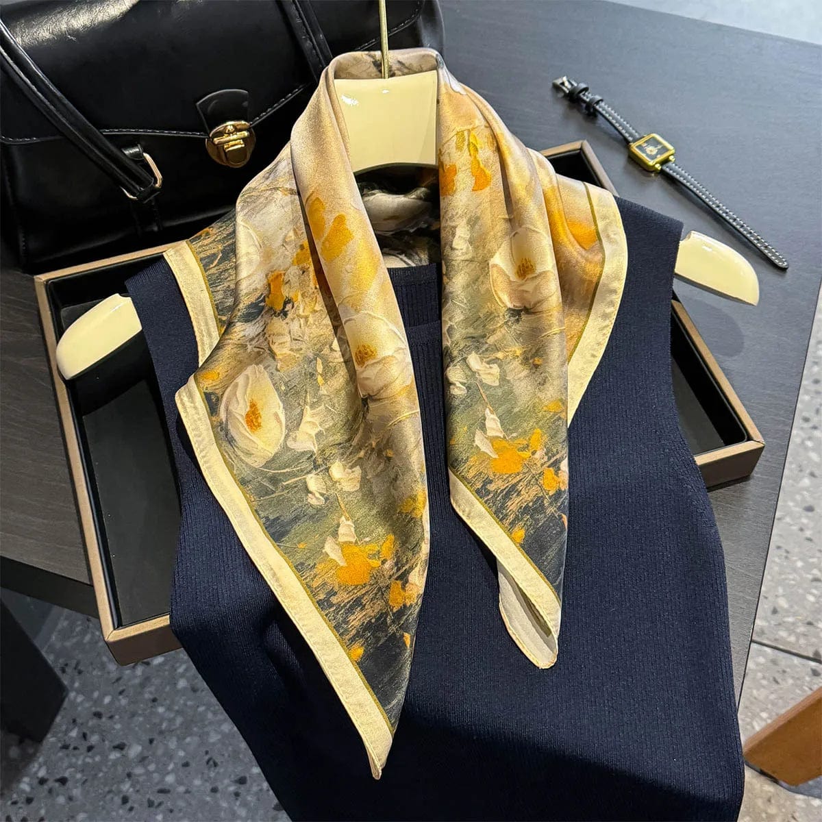Carré 100% soie naturelle avec motifs de fleurs jaunes 53x53cm