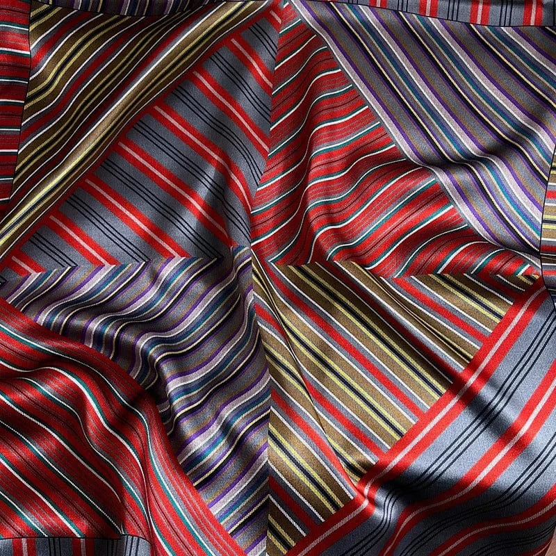 Carré 100% Soie – Rayures diagonales multicolores Satin – Carré de Soie chic et moderne 70x70cm