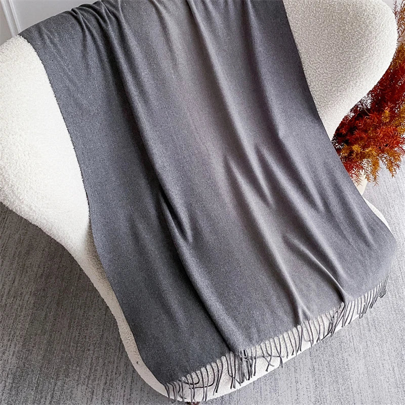 Echarpe Acrylique Gris Ardoise – Dégradé froid, tissu lisse et franges fines