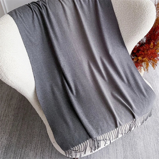 Echarpe Acrylique Gris Ardoise – Dégradé froid, tissu lisse et franges fines