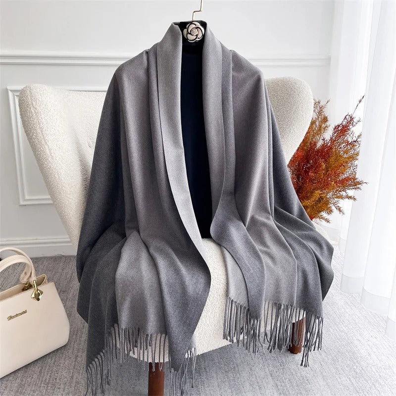 Echarpe Acrylique Gris Ardoise – Dégradé froid, tissu lisse et franges fines