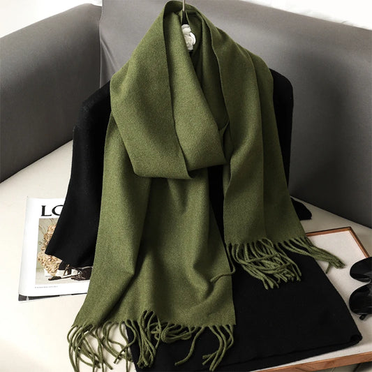 Echarpe Cachemire Olive Nocturne – Foulard kaki sombre, texture veloutée et franges torsadées