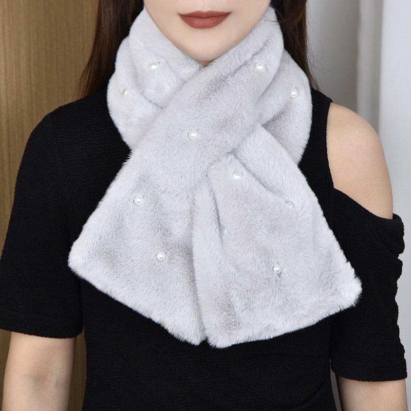 Écharpe Croisée de Luxe avec Perles en Fausse Fourrure de Lapin Gris clair