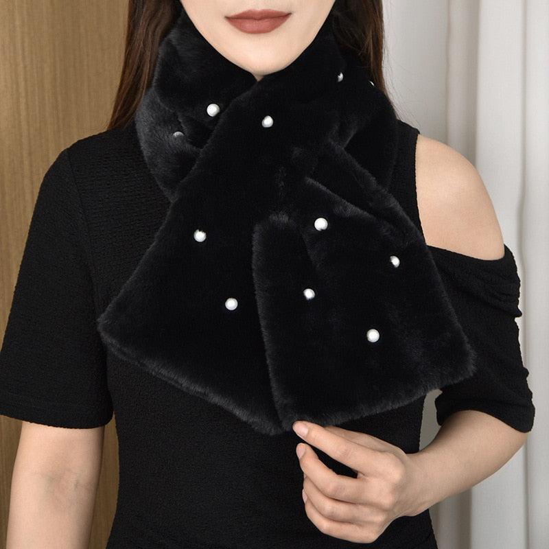 Écharpe Croisée de Luxe avec Perles en Fausse Fourrure de Lapin Noir